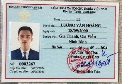 Bằng giả của Lương Văn Hoàng bị phát giác. Ảnh: Phòng CSGT. 