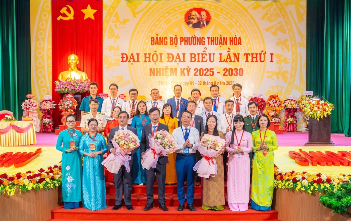 Ra mắt Ban Chấp hành Đảng bộ phường. Thuận Hóa sẽ xây dựng phường xứng tầm là đô thị trung tâm của TP Huế. Ảnh: Văn Dinh. Ra mắt Ban Chấp hành Đảng bộ phường. Thuận Hóa sẽ xây dựng phường xứng tầm là đô thị trung tâm của TP Huế. Ảnh: Văn Dinh.