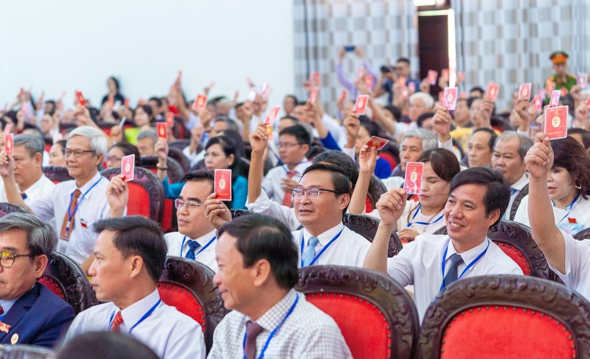 Có 200 đại biểu đại diện cho 3.684 đảng viên đến từ 129 chi bộ, đảng bộ cơ sở, chi bộ trực thuộc Đảng bộ phường tham gia. Phường Phú Xuân được xem là vùng lõi đô thị di sản Huế khi hội tụ đầy đủ các giá trị lịch sử - văn hóa đặc trưng nhất của Cố đô Huế. Ảnh: Văn Dinh.