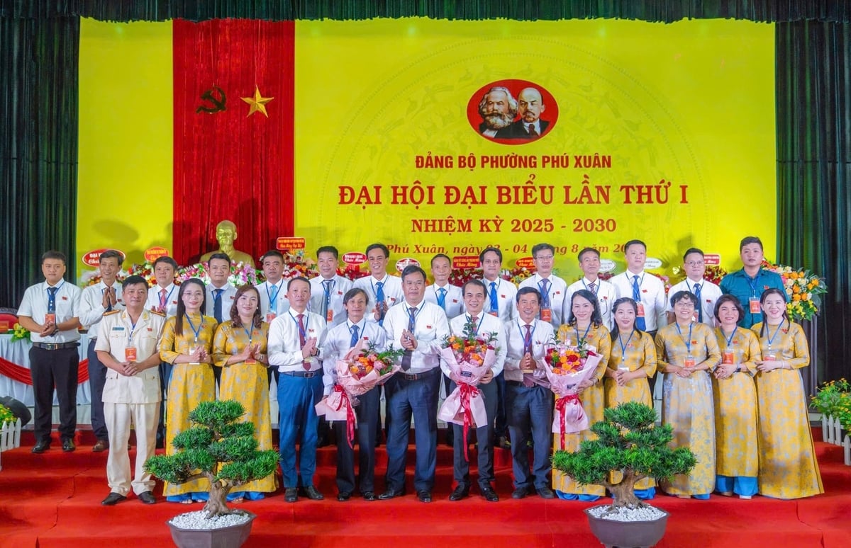Ra mắt Ban Chấp hành Đảng bộ phường Phú Xuân. Phường phấn đấu trở thành địa phương phát triển toàn diện, văn minh, giàu bản sắc, xứng tầm là trung tâm di sản, văn hóa, du lịch của TP Huế. Ảnh: Văn Dinh.