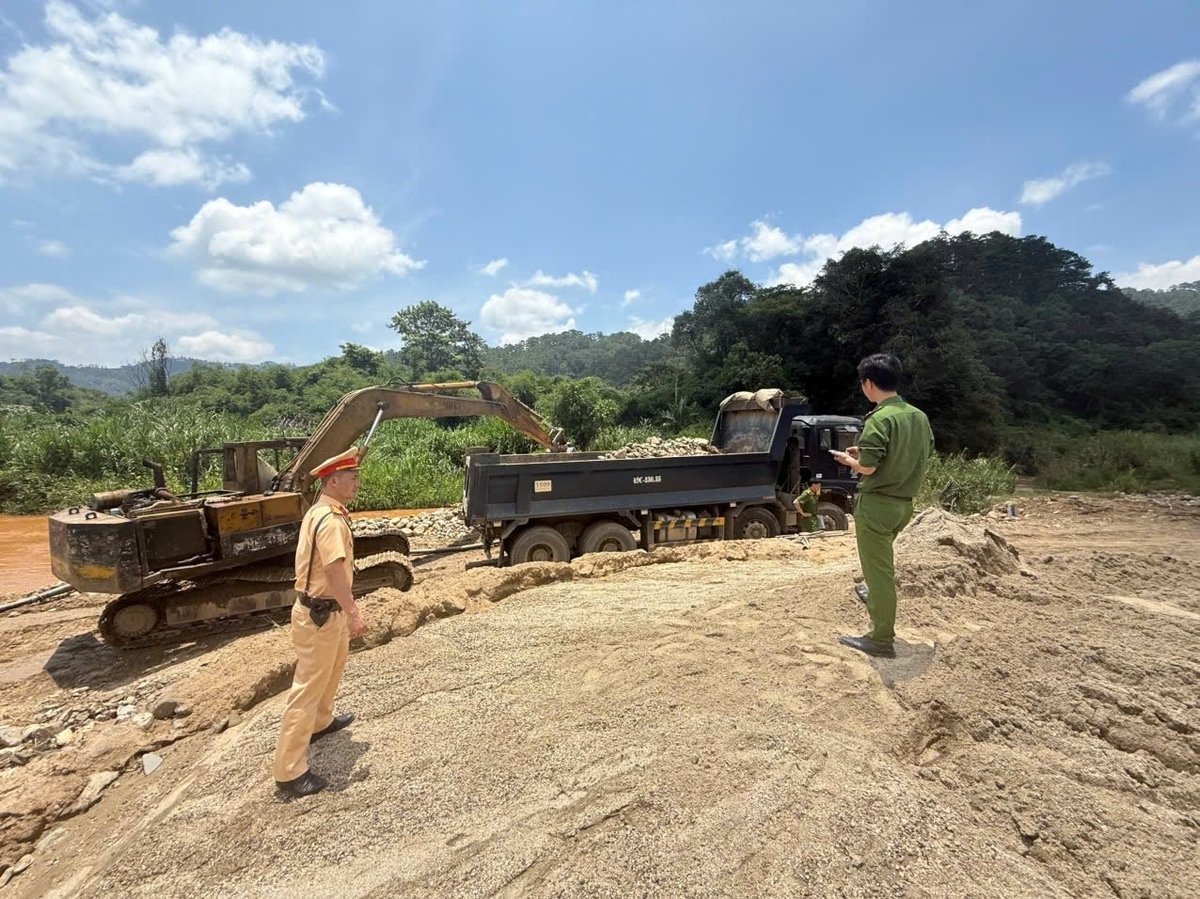 Lực lượng Công an tỉnh Lâm Đồng bắt giữ các phương tiện khai thác trái phép cát sỏi tại khu vực hạ lưu Nhà máy thủy điện Yantensien. Ảnh: CA. Lực lượng Công an tỉnh Lâm Đồng bắt giữ các phương tiện khai thác trái phép cát sỏi tại khu vực hạ lưu Nhà máy thủy điện Yantensien. Ảnh: CA.