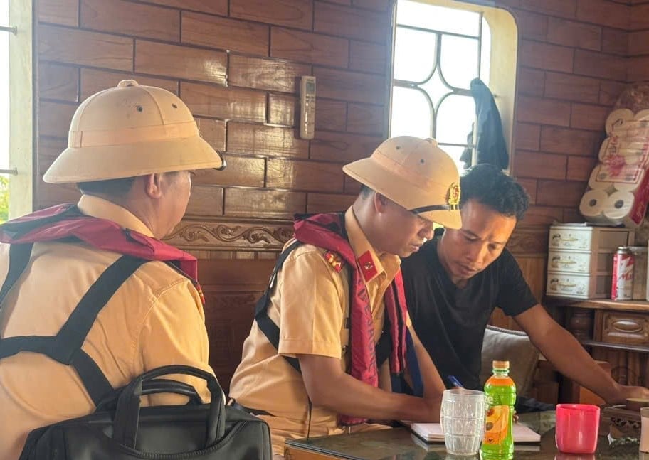 Đối tượng Ngô Đức Sinh, điều khiển tàu chở hàng (cát) nhưng không xuất trình được giấy tờ, hóa đơn... Ảnh: Phòng CSGT. 
