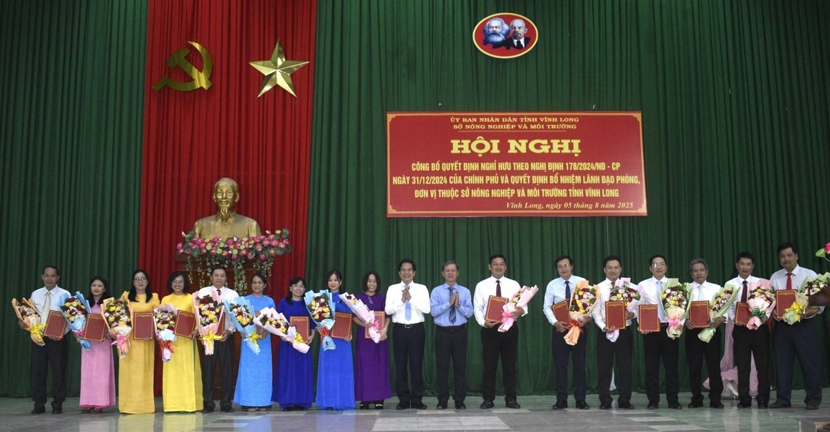 Ban Giám đốc Sở trao quyết định bổ nhiệm và tặng hoa chúc mừng các cán bộ được bổ nhiệm chức vụ lãnh đạo. Ảnh: Minh Đảm. Ban Giám đốc Sở trao quyết định bổ nhiệm và tặng hoa chúc mừng các cán bộ được bổ nhiệm chức vụ lãnh đạo. Ảnh: Minh Đảm.