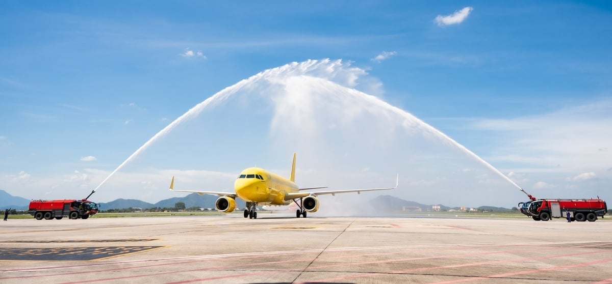 Nghi thức phun vòi rồng chào đón chiếc máy bay Airbus A320. Ảnh: Vietravel Airlines.