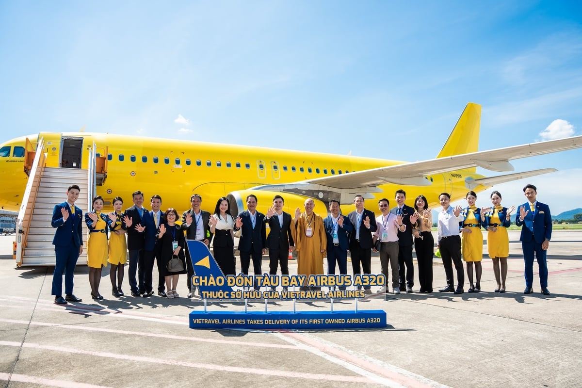 Các đại biểu chụp ảnh lưu niệm cùng chiếc máy bay Airbus A320. Ảnh: Vietravel Airlines.