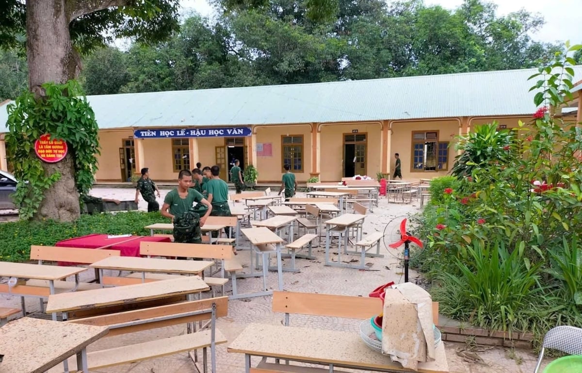Bộ đội giúp các trường học dọn dẹp sau lũ lụt. Ảnh: Kim Dung.