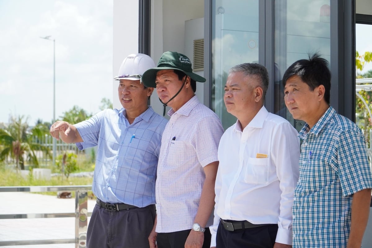 Ông Nguyễn Tấn Nhơn, Phó Giám đốc Sở Nông nghiệp và Môi trường TP. Cần Thơ (thứ 2 từ trái sang) cùng các đơn vị liên quan kiểm tra hiện trạng công trình cống âu Rạch Mọp sau 3 tháng bàn giao. Ảnh: Kim Anh. Ông Nguyễn Tấn Nhơn, Phó Giám đốc Sở Nông nghiệp và Môi trường TP. Cần Thơ (thứ 2 từ trái sang) cùng các đơn vị liên quan kiểm tra hiện trạng công trình cống âu Rạch Mọp sau 3 tháng bàn giao. Ảnh: Kim Anh.