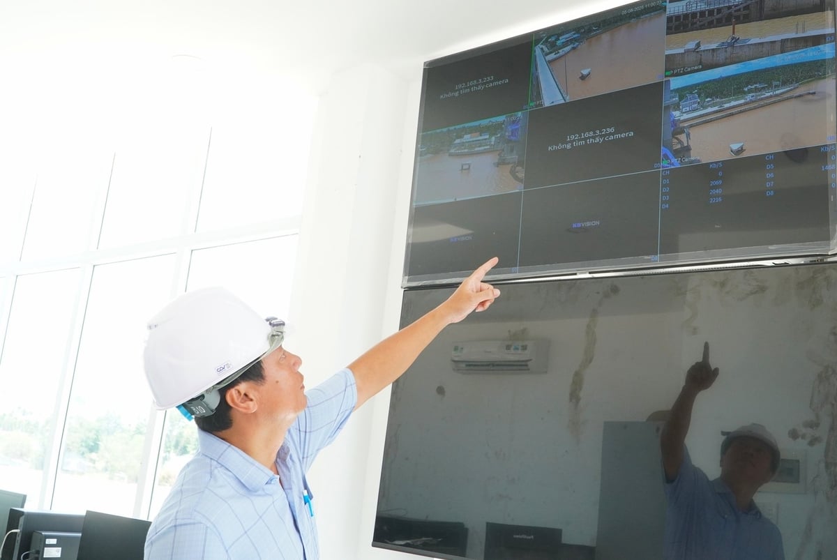 Hệ thống điều khiển giám sát (SCADA) sẽ tiến hành đo đạc, quan trắc mực nước, môi trường... truyền dữ liệu về trạm điều khiển trung tâm đặt tại nhà quản lý cống âu Rạch Mọp. Ảnh: Kim Anh. Hệ thống điều khiển giám sát (SCADA) sẽ tiến hành đo đạc, quan trắc mực nước, môi trường... truyền dữ liệu về trạm điều khiển trung tâm đặt tại nhà quản lý cống âu Rạch Mọp. Ảnh: Kim Anh.
