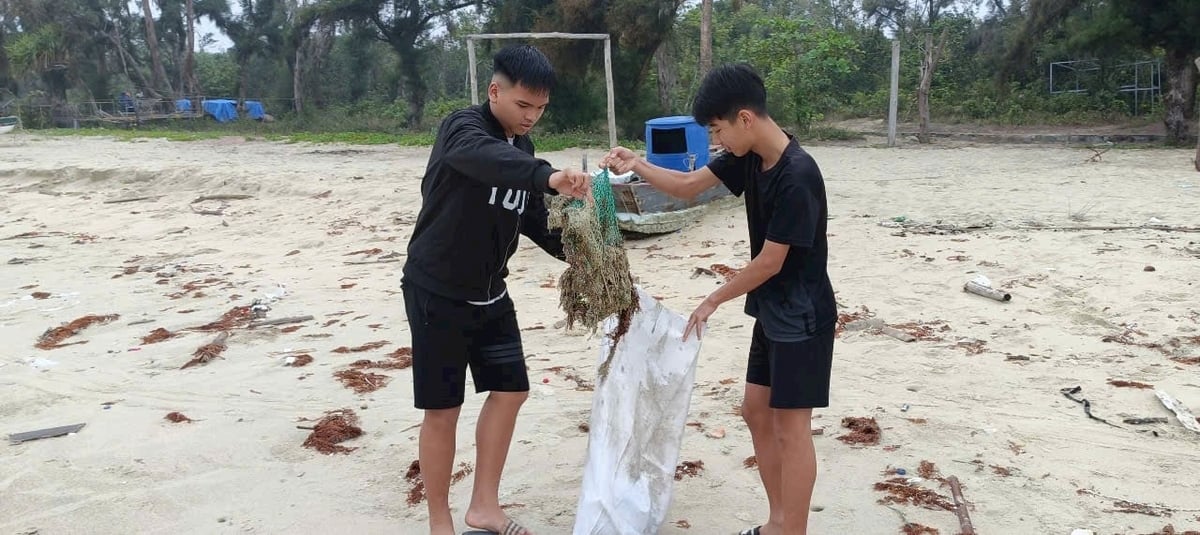 Người dân Cô Tô thu gom rác tại các bãi tắm. Ảnh: Nguyễn Thành.