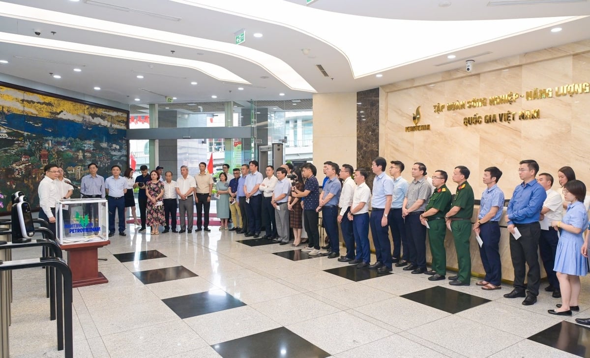 Toàn cảnh Lễ phát động chung tay hướng về đồng bào vùng lũ. Ảnh: Petrovietnam.