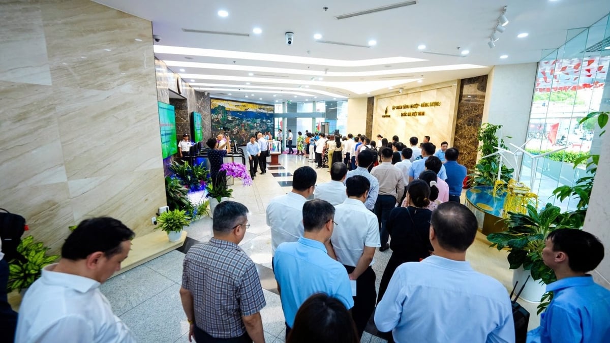 Cán bộ nhân viên, người lao động Petrovietnam hưởng ứng lời kêu gọi, quyên góp ủng hộ đồng bào vũng lũ lụt. Ảnh: Petrovietnam.