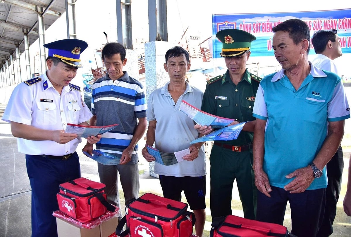 Lực lượng Cảnh sát biển và Bộ đội Biên phòng đang tuyên truyền cho ngư dân các quy định về chống khai thác IUU. Ảnh: Đức Định. Lực lượng Cảnh sát biển và Bộ đội Biên phòng đang tuyên truyền cho ngư dân các quy định về chống khai thác IUU. Ảnh: Đức Định.