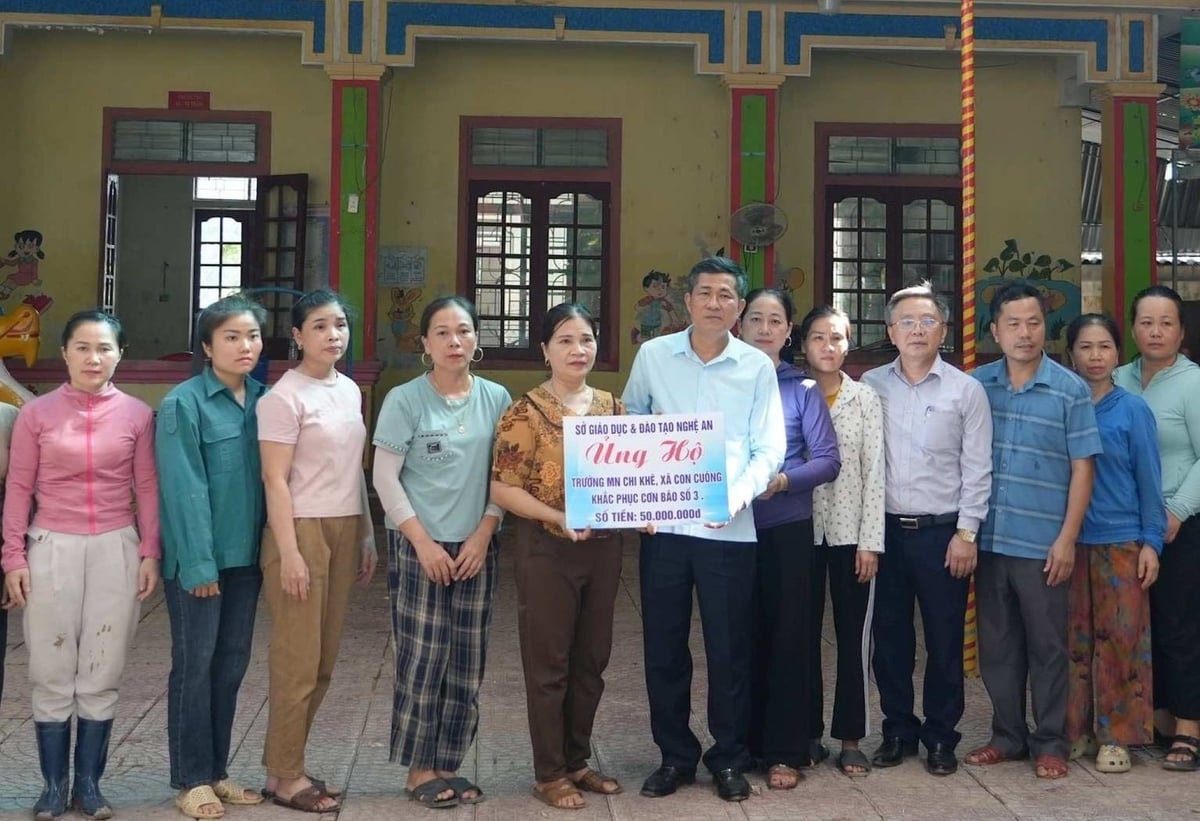 Giám đốc Sở GD-ĐT tỉnh Nghệ An Thái Văn Thành đến thăm hỏi, động viên cán bộ giáo viên Trường mầm non Chi Khê sau lũ lụt. Ảnh: Ngọc Anh.