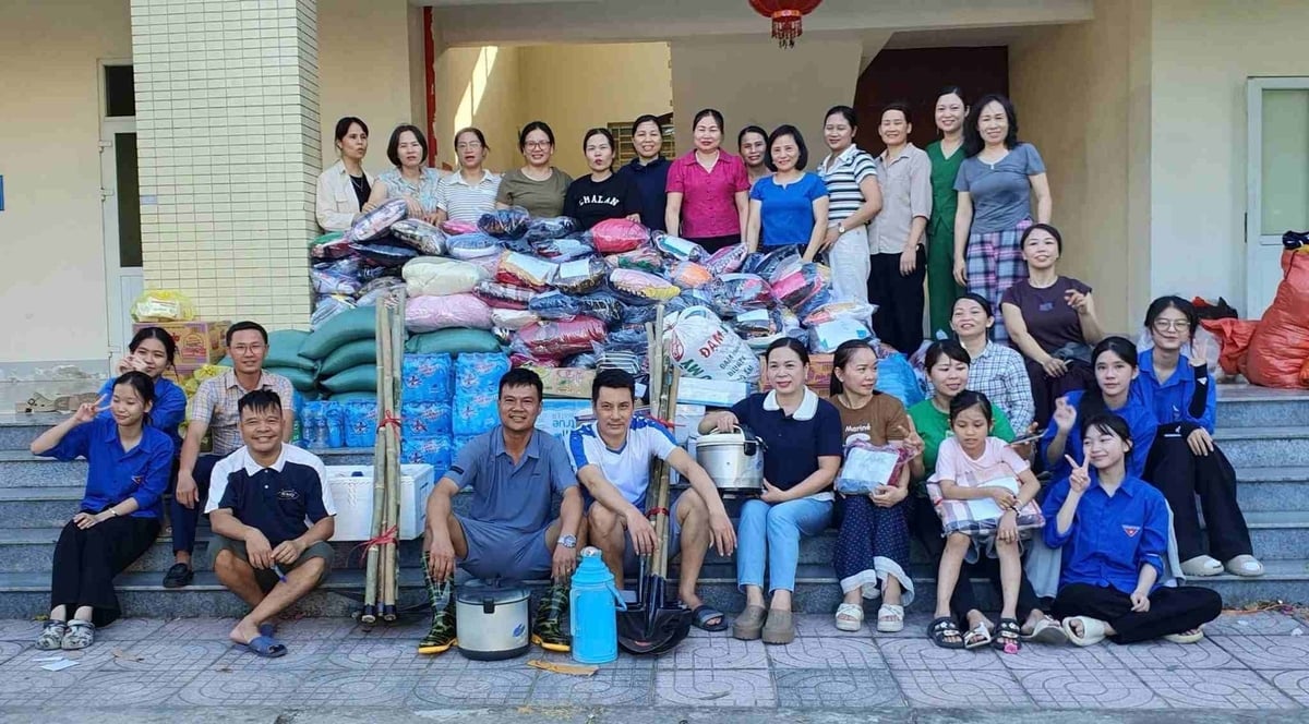 Nhiều giáo viên miền xuôi đã lên các trường vùng cao vừa bị lũ lụt giúp đỡ dọn dẹp sau lũ. Ảnh: Kim Liên.