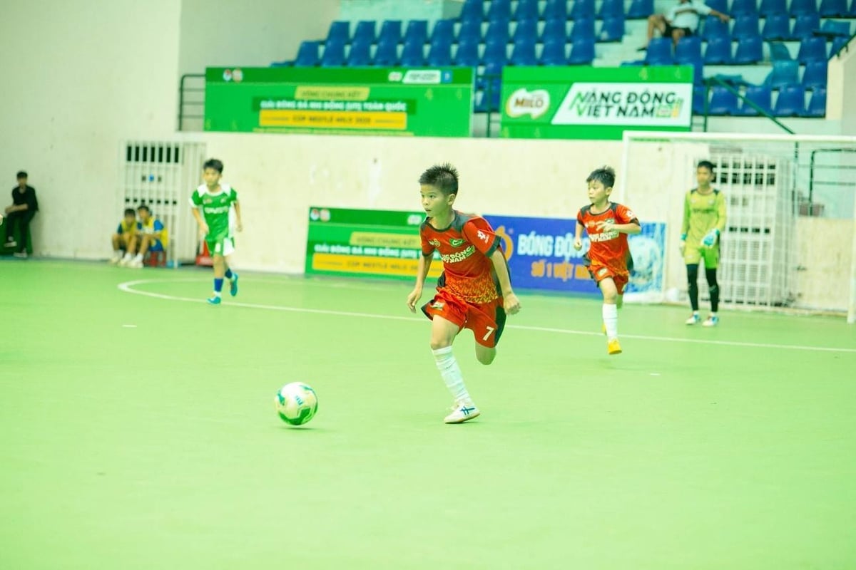 Tiền đạo Quốc Việt (7) của U11 Hưng Yên ghi bàn thắng duy nhất quyết định kết quả chung cuộc. Ảnh: Nestlé Việt Nam. Tiền đạo Quốc Việt (7) của U11 Hưng Yên ghi bàn thắng duy nhất quyết định kết quả chung cuộc. Ảnh: Nestlé Việt Nam.