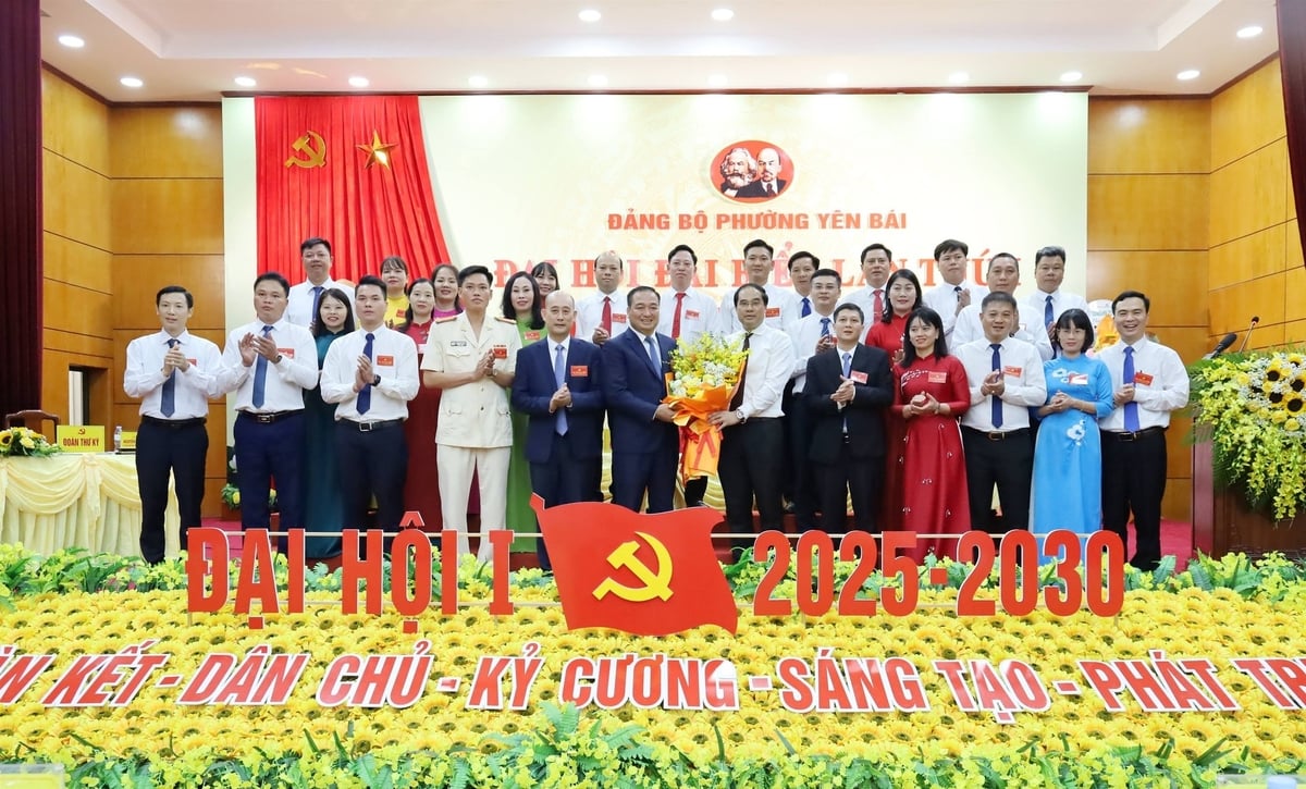 Bí thư Tỉnh ủy Lào Cai Trịnh Xuân Trường tặng hoa Ban chấp hành Đảng bộ phường Yên Bái. Ảnh: Nguyễn Hiên.