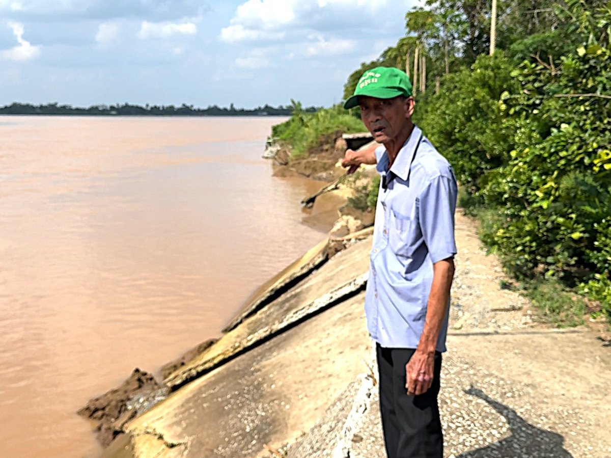Ông Bạch Văn Thắng, người dân ấp Rạch Sâu, xã Quới Thiện kiến nghị tỉnh sớm khắc phục đoạn sạt lở này để trả lại lưu thông cũng như bảo vệ vườn cây ăn trái cho người dân. Ảnh: Minh Đảm. Ông Bạch Văn Thắng, người dân ấp Rạch Sâu, xã Quới Thiện kiến nghị tỉnh sớm khắc phục đoạn sạt lở này để trả lại lưu thông cũng như bảo vệ vườn cây ăn trái cho người dân. Ảnh: Minh Đảm.