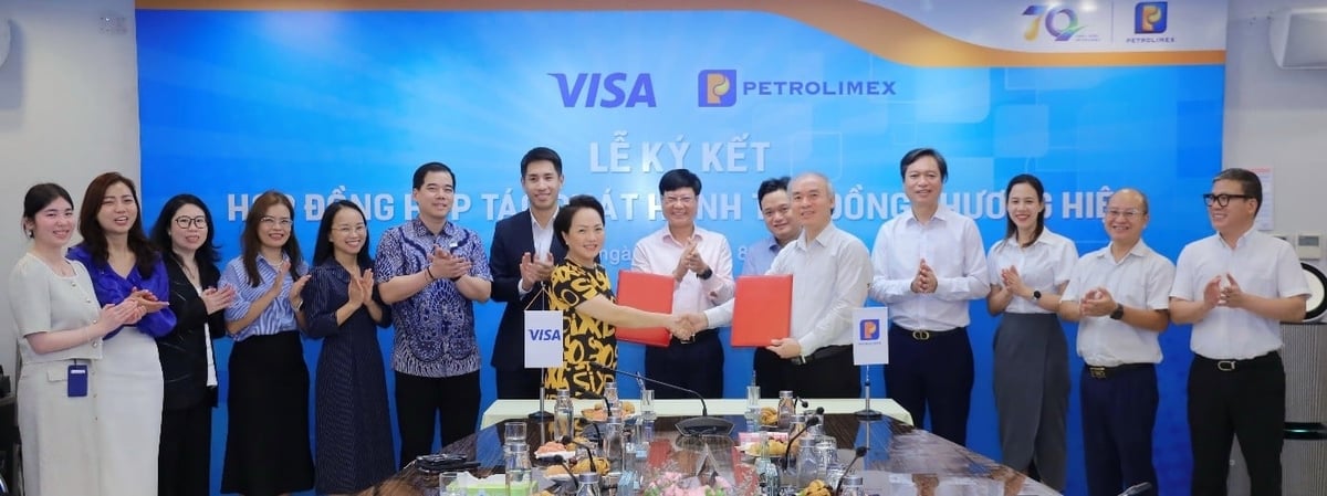 Petrolimex và Visa ký kết thỏa thuận hợp tác nhằm thúc đẩy chuyển đổi số trong ngành bán lẻ xăng dầu tại Việt Nam. Ảnh: Petrolimex. Petrolimex và Visa ký kết thỏa thuận hợp tác nhằm thúc đẩy chuyển đổi số trong ngành bán lẻ xăng dầu tại Việt Nam. Ảnh: Petrolimex.