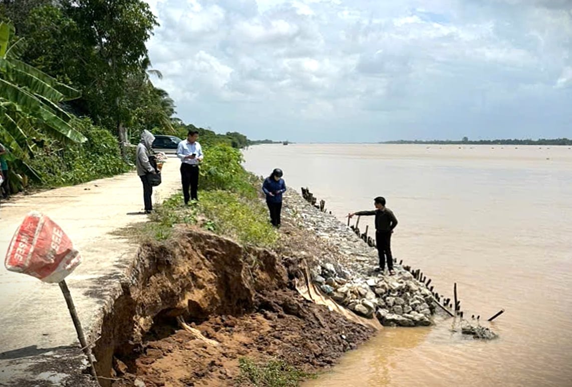 Chính quyền khảo sát đoạn sạt lở đê bao sông Bang Tra, qua địa bàn ấp Rạch Vọp, xã Quới Thiện. Ảnh: Minh Đảm. Chính quyền khảo sát đoạn sạt lở đê bao sông Bang Tra, qua địa bàn ấp Rạch Vọp, xã Quới Thiện. Ảnh: Minh Đảm.