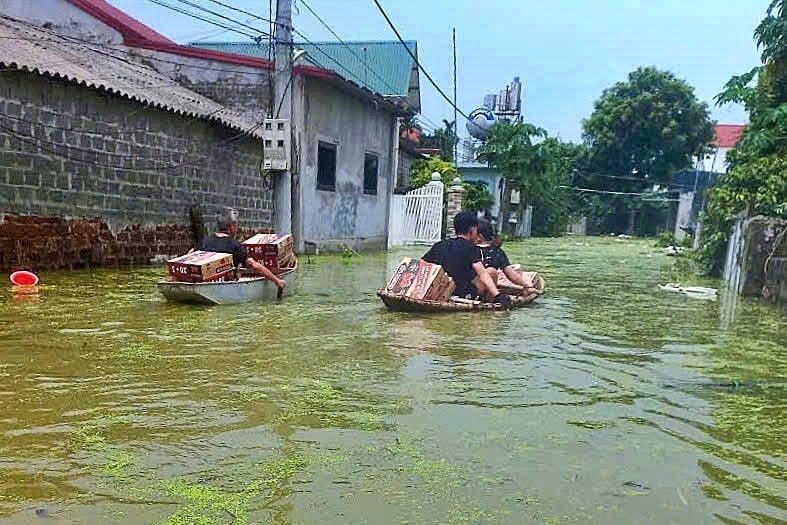 Người dân dùng thuyền di chuyển, nhận nhu yếu phẩm mỗi mùa mưa ngập. Ảnh: Phạm Hiếu. Người dân dùng thuyền di chuyển, nhận nhu yếu phẩm mỗi mùa mưa ngập. Ảnh: Phạm Hiếu.