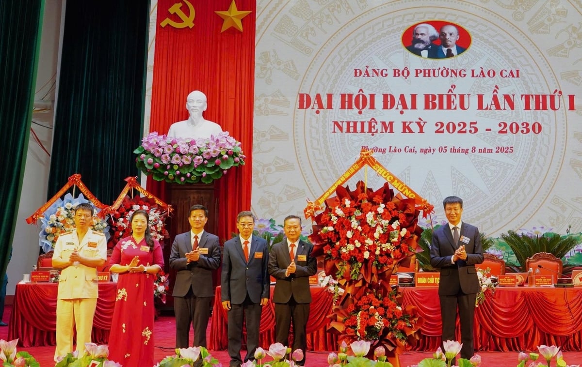 Phó Bí thư Tỉnh ủy, Chủ tịch UBND tỉnh Lào Cai Trần Huy Tuấn tặng hoa chúc mừng Ban Chấp hành Đảng bộ phường Lào Cai nhiệm kỳ 2025 - 2030. Ảnh: Bích Hợp. Phó Bí thư Tỉnh ủy, Chủ tịch UBND tỉnh Lào Cai Trần Huy Tuấn tặng hoa chúc mừng Ban Chấp hành Đảng bộ phường Lào Cai nhiệm kỳ 2025 - 2030. Ảnh: Bích Hợp.