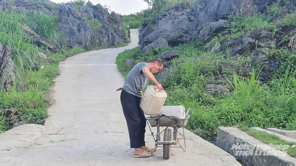 Người dân Cán Chu Phìn bòn từng can nước ngọt tích trữ để sinh hoạt. Ảnh: Kiên Trung.