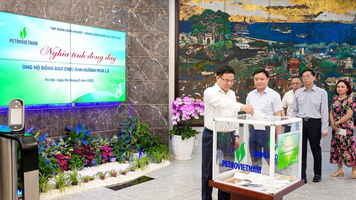 Chủ tịch HĐTV Petrovietnam Lê Mạnh Hùng ủng hộ đồng bào vùng lũ lụt. Ảnh: Petrovietnam.