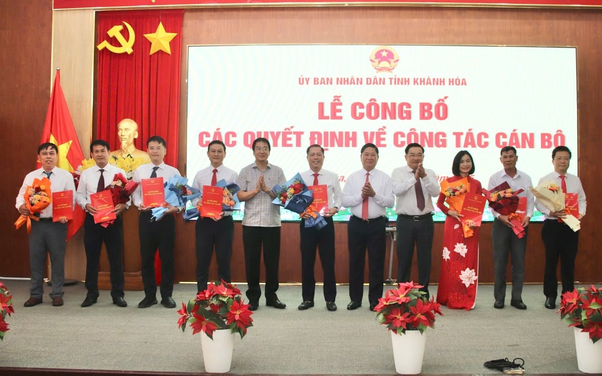 Ông Trần Văn Tiếp (thứ 2 bên trái) được bổ nhiệm giữ chức Giám đốc Ban quản lý Vườn quốc gia Núi Chúa - Phước Bình kể từ ngày 1/8/2025. Ảnh: ĐL.