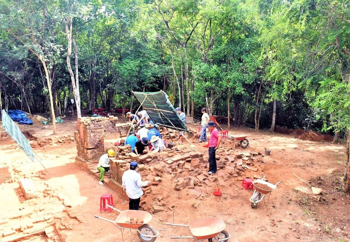 Thực hiện khai quật nhóm tháp L. Ảnh: Lan Anh.
