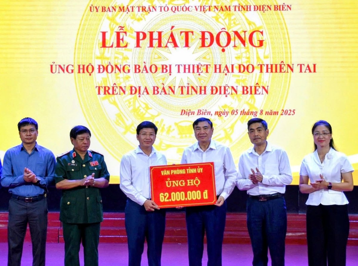 Bí thư Tỉnh ủy Trần Quốc Cường trao số tiền ủng hộ của Văn phòng Tỉnh ủy. Ảnh: Hoàng Châu. Bí thư Tỉnh ủy Trần Quốc Cường trao số tiền ủng hộ của Văn phòng Tỉnh ủy. Ảnh: Hoàng Châu.