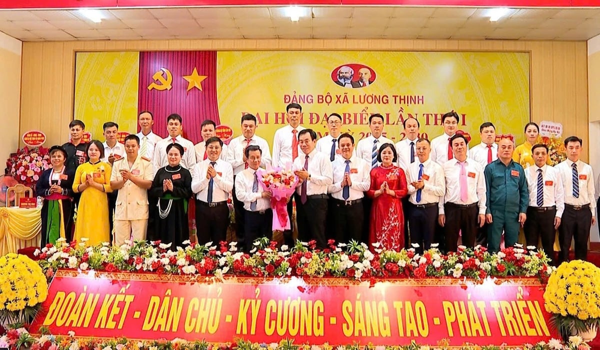Trưởng Ban Tuyên giáo và Dân vận Tỉnh ủy tặng hoa chúc mừng Ban Chấp hành Đảng bộ xã Lương Thịnh. Ảnh: Trung Dũng. Trưởng Ban Tuyên giáo và Dân vận Tỉnh ủy tặng hoa chúc mừng Ban Chấp hành Đảng bộ xã Lương Thịnh. Ảnh: Trung Dũng.