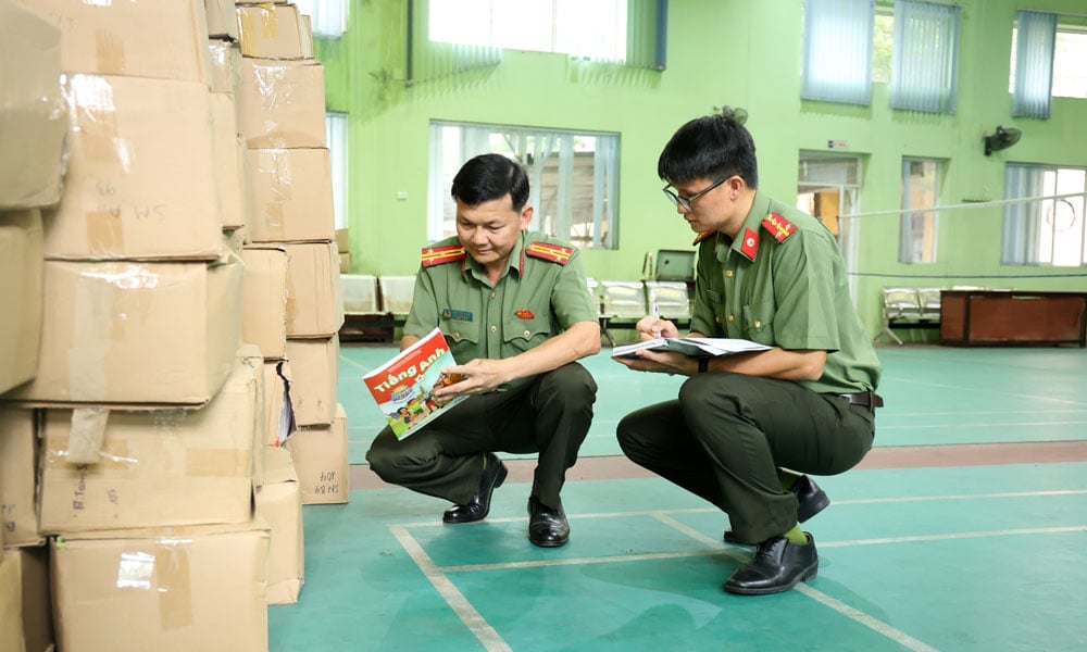 Lực lượng chức năng kiểm tra số sách giả. Ảnh: baobacninhtv.vn. Lực lượng chức năng kiểm tra số sách giả. Ảnh: baobacninhtv.vn.