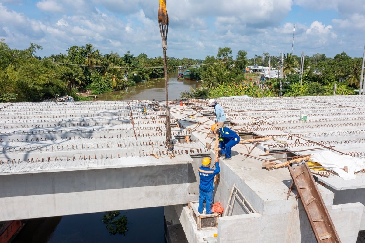 Dự án có vai trò quan trọng trong việc phân bổ và kết nối với các dự án thuộc tuyến đường bộ cao tốc trục dọc Châu Đốc - Cần Thơ - Sóc Trăng, giúp hoàn thiện mạng lưới giao thông, phát huy hiệu quả cho các dự án cao tốc đã và đang đầu tư. Ảnh: Lâm Chí Lễ. Dự án có vai trò quan trọng trong việc phân bổ và kết nối với các dự án thuộc tuyến đường bộ cao tốc trục dọc Châu Đốc - Cần Thơ - Sóc Trăng, giúp hoàn thiện mạng lưới giao thông, phát huy hiệu quả cho các dự án cao tốc đã và đang đầu tư. Ảnh: Lâm Chí Lễ.