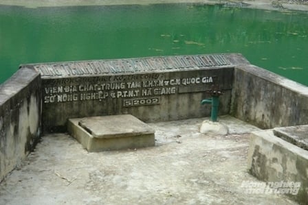 Trên thành hồ treo vẫn khắc dòng chữ để ghi dấu cột mốc của công trình thủy lợi đầu tiên trên Cao nguyên đá. Ảnh: Kiên Trung.