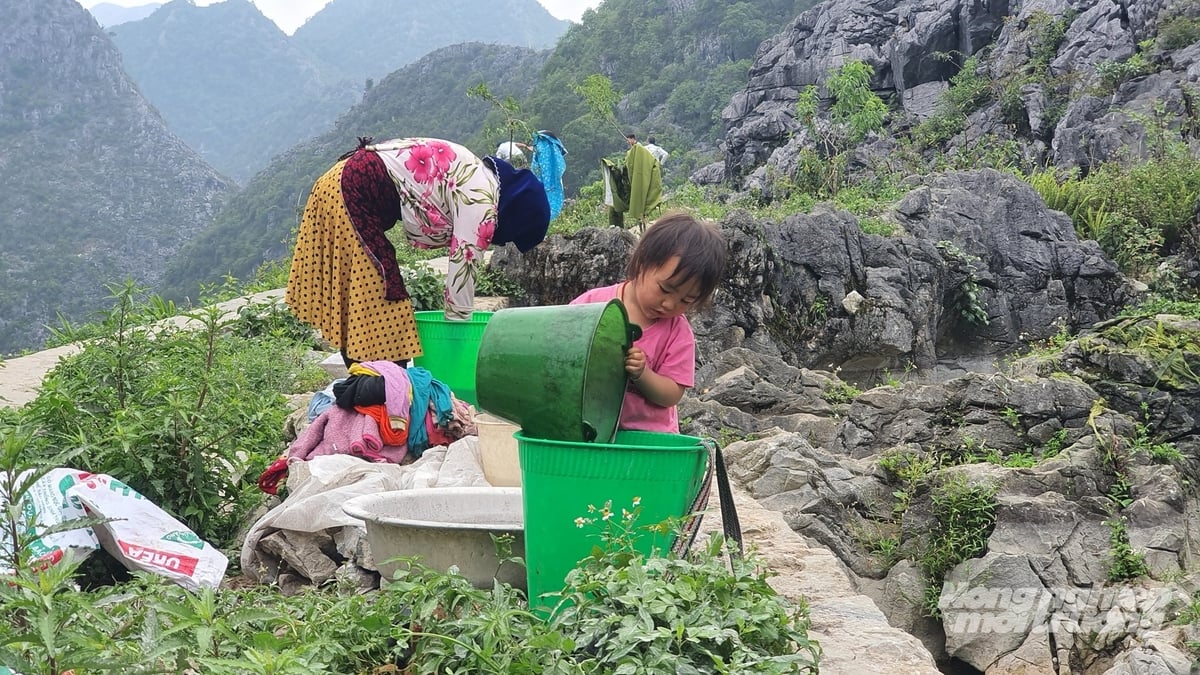 Nhìn những hình ảnh này để chia sẻ khó khăn với bà con vùng cao... Nhìn những hình ảnh này để chia sẻ khó khăn với bà con vùng cao...