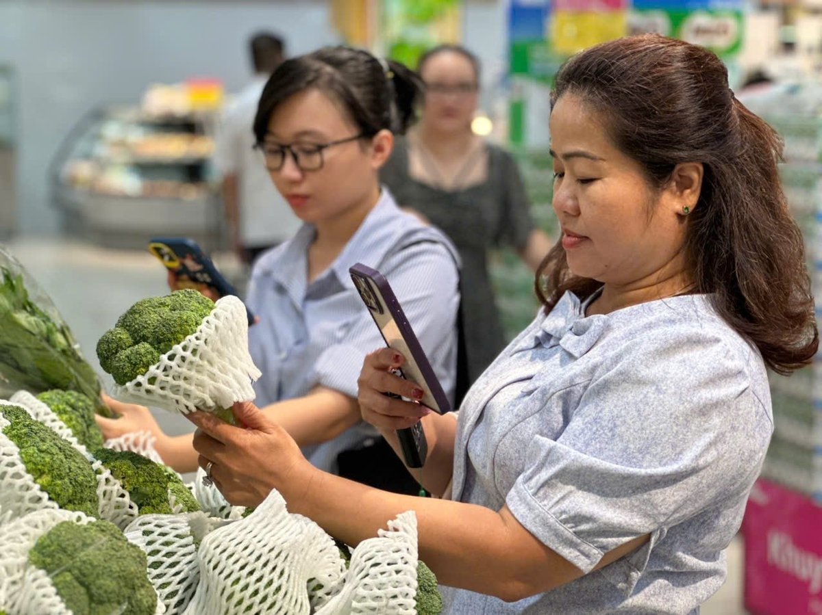Các sản phẩm gắn nhãn tick xanh trách nhiệm thu hút sự quan tâm của người tiêu dùng. Ảnh: Hà Duyên. Các sản phẩm gắn nhãn tick xanh trách nhiệm thu hút sự quan tâm của người tiêu dùng. Ảnh: Hà Duyên.