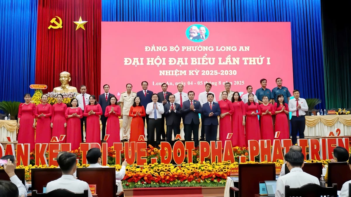Ban chấp hành Đảng bộ phường Long An khóa mới ra mắt Đại hội. Ảnh: Trần Trung. Ban chấp hành Đảng bộ phường Long An khóa mới ra mắt Đại hội. Ảnh: Trần Trung.