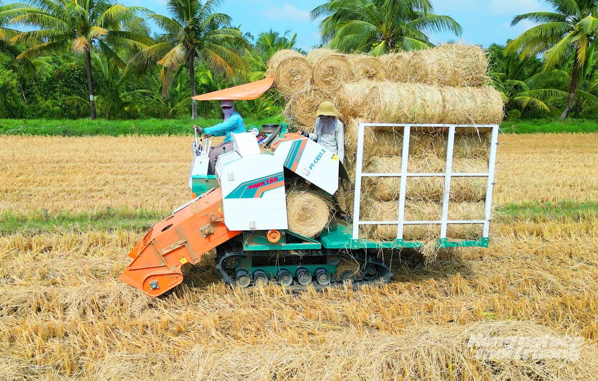 Máy cuộn rơm của Công ty Phan Tấn hoạt động trên đồng lúa sau thu hoạch, giúp nông dân thu gom rơm nhanh chóng, sạch sẽ. Ảnh: Lê Hoàng Vũ.