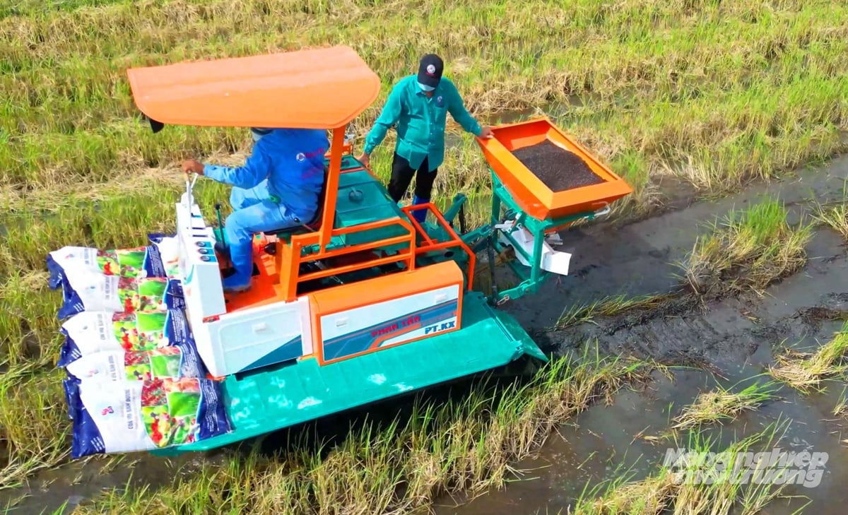 Máy rải chế phẩm sinh học kết hợp xới và vùi rơm ngay tại ruộng, một giải pháp giảm phát thải và cải tạo đất phù hợp với Đề án 1 triệu ha lúa chất lượng cao. Ảnh: Lê Hoàng Vũ.