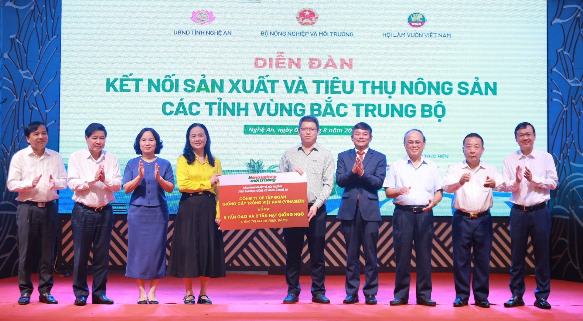 Báo Nông nghiệp và Môi trường phối hợp với các đối tác, đơn vị trao quà cho người dân vùng lũ Nghệ An. Ảnh: Việt Khánh. Báo Nông nghiệp và Môi trường phối hợp với các đối tác, đơn vị trao quà cho người dân vùng lũ Nghệ An. Ảnh: Việt Khánh.