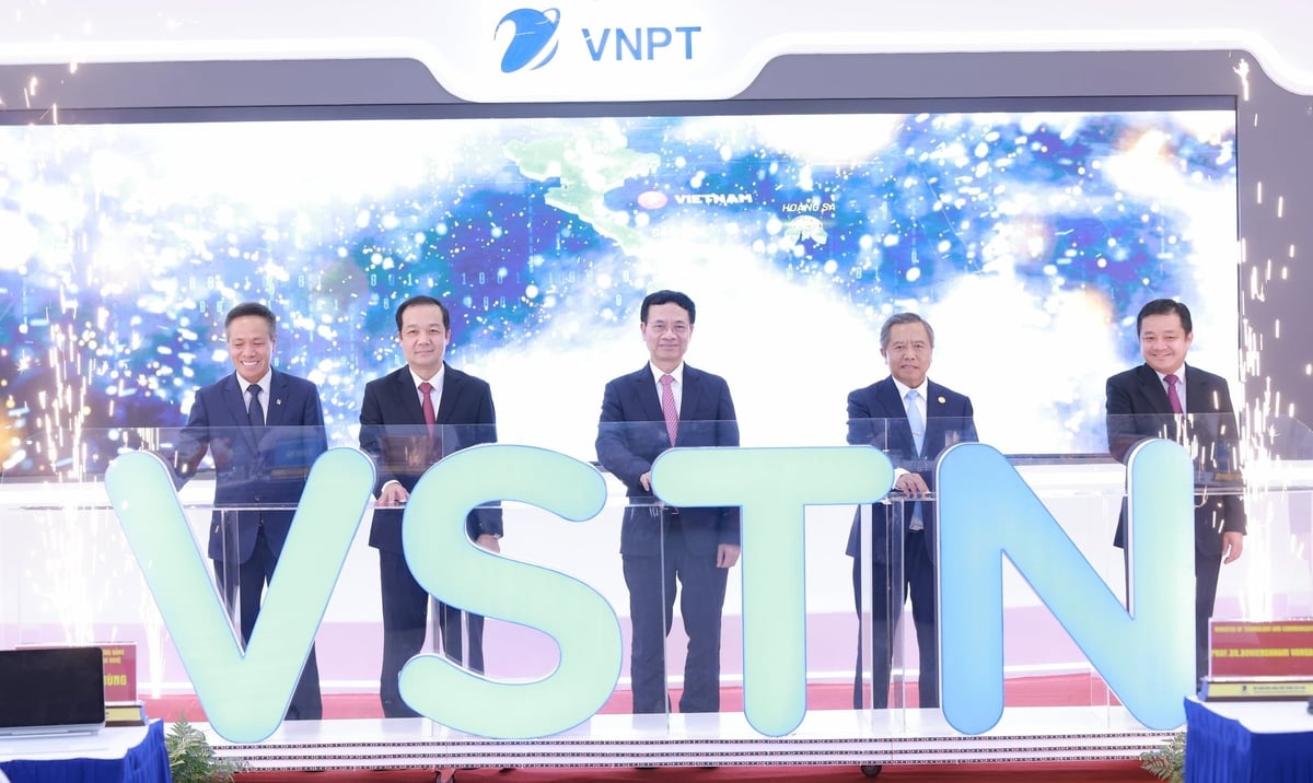 Các đại biểu thực hiện nghi thức khai trương tuyến cáp quang quốc tế trên đất liền VSTN. Ảnh: Hưng Mai.