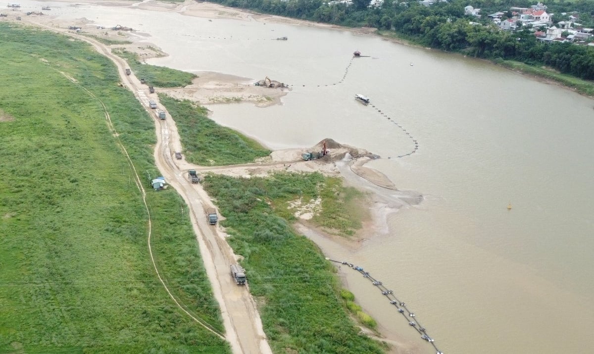 Đến nay, Quảng Nam (cũ) chỉ còn 11 giấy phép khai thác cát còn hiệu lực, tổng công suất hơn 121.000m³/năm, trữ lượng còn lại khoảng 376.000m³. Ảnh: Lan Anh. Đến nay, Quảng Nam (cũ) chỉ còn 11 giấy phép khai thác cát còn hiệu lực, tổng công suất hơn 121.000m³/năm, trữ lượng còn lại khoảng 376.000m³. Ảnh: Lan Anh.