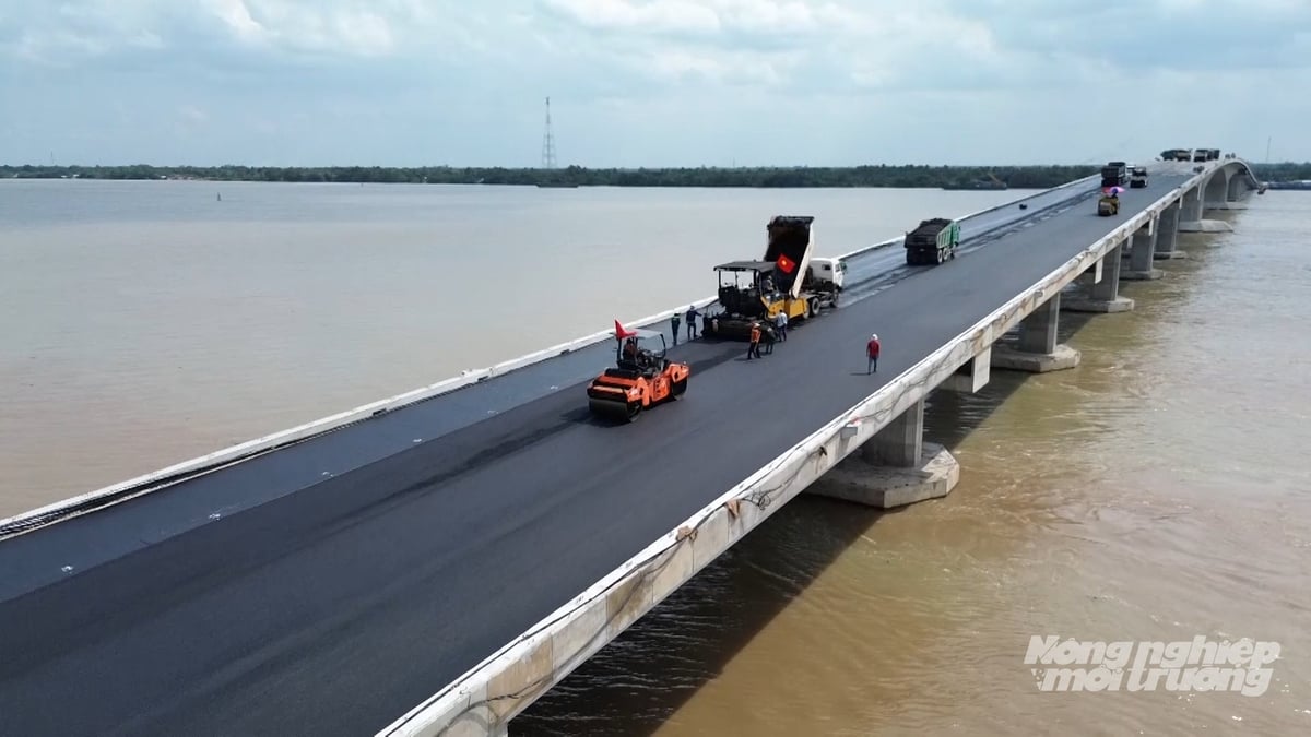 Công nhân thi công trên công trường cầu Đại Ngãi trong giai đoạn hoàn thiện kỹ thuật. Ảnh: Văn Vũ. Công nhân thi công trên công trường cầu Đại Ngãi trong giai đoạn hoàn thiện kỹ thuật. Ảnh: Văn Vũ.