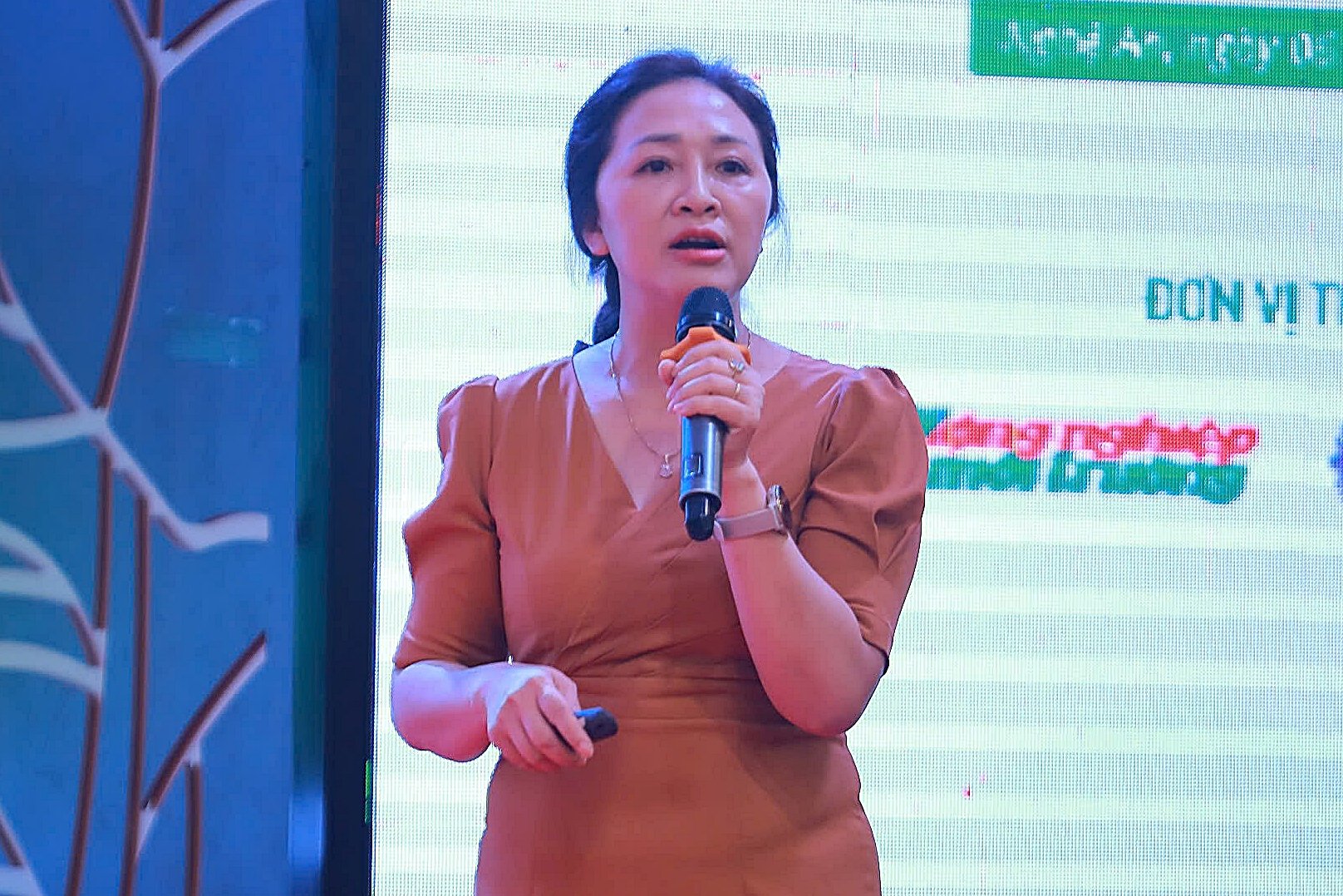 TS Nguyễn Thị Bích Ngọc chia sẻ tại Diễn đàn 'Kết nối sản xuất và tiêu thụ nông sản các tỉnh vùng Bắc Trung bộ' do Báo Nông nghiệp và Môi trường phối hợp với Hội Làm vườn Việt Nam, Cục Chất lượng - Chế biến và Phát triển thị trường, Cục Trồng trọt và Bảo vệ thực vật, Sở Nông nghiệp và Môi trường tỉnh Nghệ An tổ chức tại Nghệ An sáng 6/8. Ảnh: Bá Thắng. TS Nguyễn Thị Bích Ngọc chia sẻ tại Diễn đàn 'Kết nối sản xuất và tiêu thụ nông sản các tỉnh vùng Bắc Trung bộ' do Báo Nông nghiệp và Môi trường phối hợp với Hội Làm vườn Việt Nam, Cục Chất lượng - Chế biến và Phát triển thị trường, Cục Trồng trọt và Bảo vệ thực vật, Sở Nông nghiệp và Môi trường tỉnh Nghệ An tổ chức tại Nghệ An sáng 6/8. Ảnh: Bá Thắng.