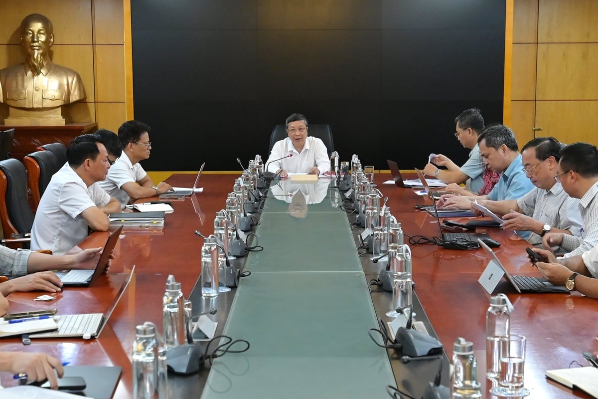 Thứ trưởng Hoàng Trung làm việc với các đơn vị để tháo gỡ vướng mắc trong vận hành chính quyền 2 cấp. Ảnh: Tùng Đinh. Thứ trưởng Hoàng Trung làm việc với các đơn vị để tháo gỡ vướng mắc trong vận hành chính quyền 2 cấp. Ảnh: Tùng Đinh.