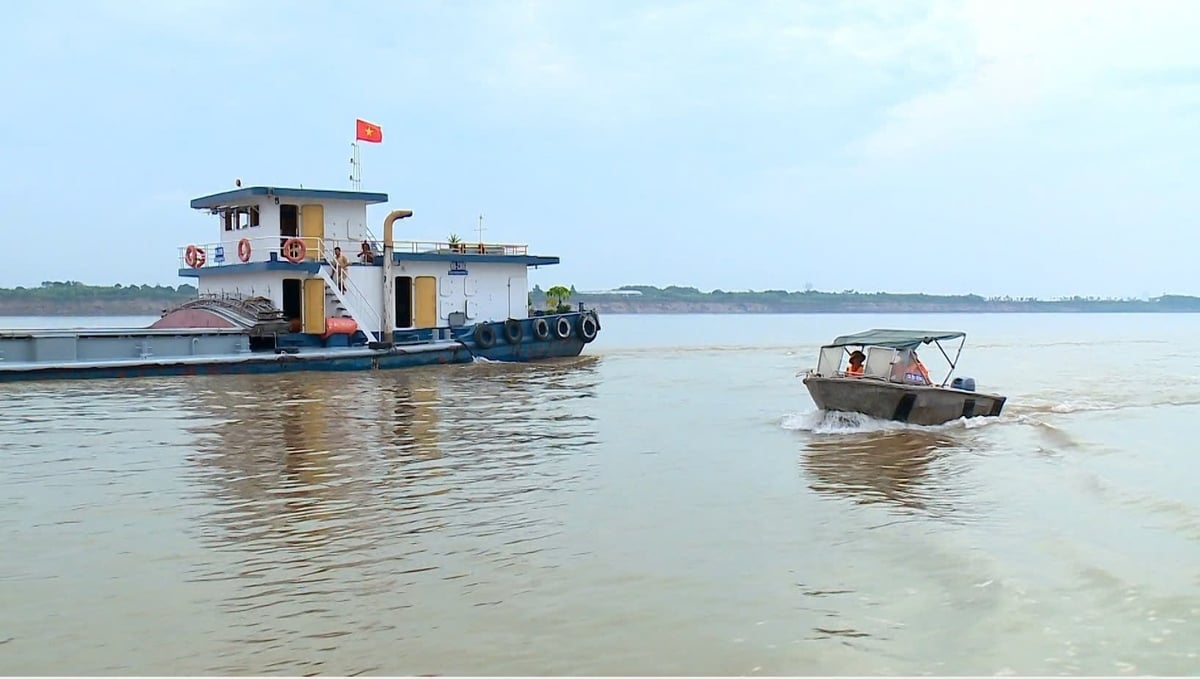 Đội CSGT đường thủy số 1, Phòng CSGT Công an Hà Nội dùng ca nô tuần tra, kiểm tra tàu thủy chạy trên sông Hồng. Ảnh: Cục CSGT. 