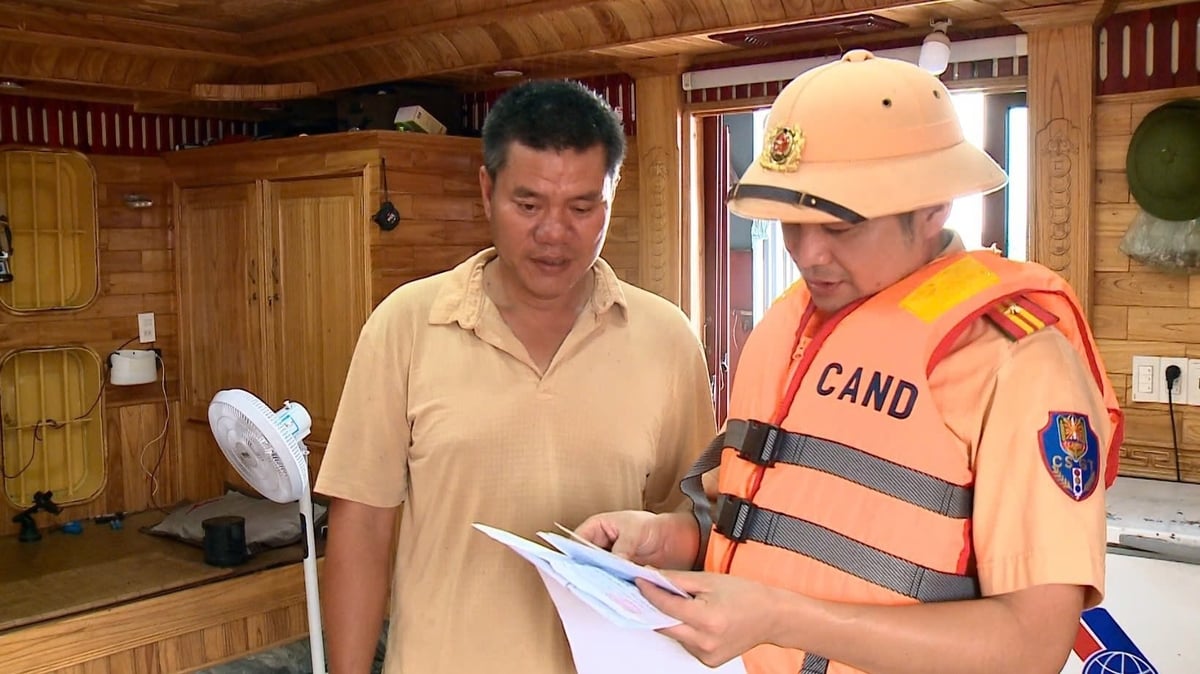 Kiểm tra một thuyền trưởng của phương tiện vận tải thủy đang chạy trên sông Hồng. Ảnh: Cục CSGT. 