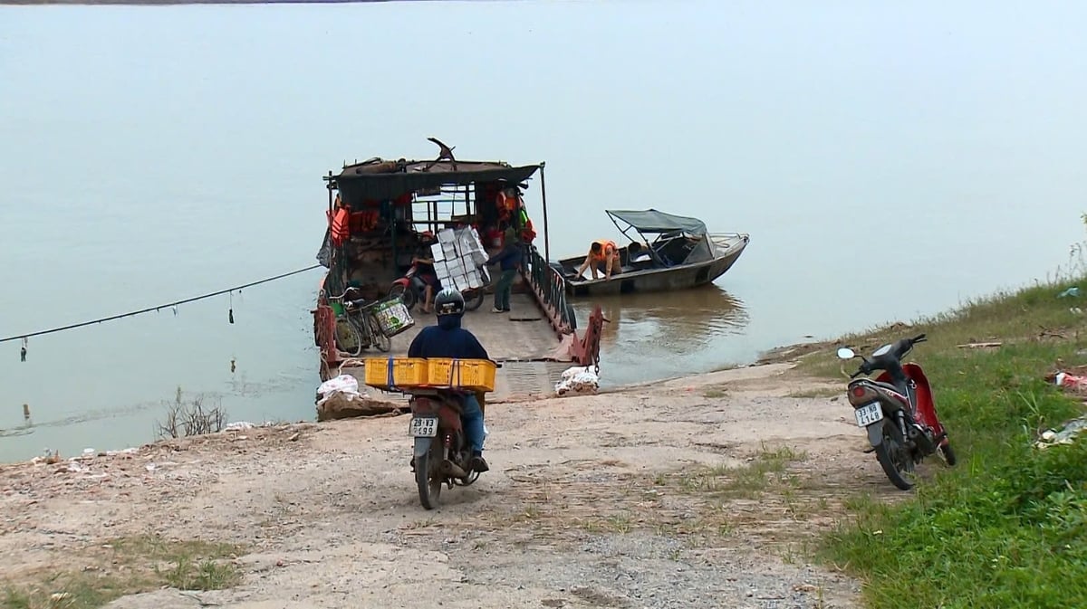 Kiểm tra phương tiện vận tải thủy, bến ngang sông Hồng. Ảnh: Cục CSGT. 