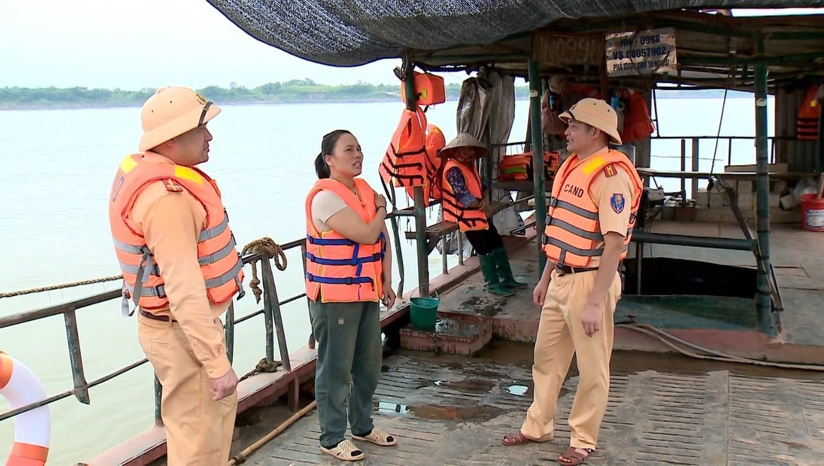 Đội CSGT đường thủy số 1 kiểm tra phương tiện vận chuyển khách và hàng hóa qua sông tại bến phà Liên Trung (xã Ô Diên, TP. Hà Nội). Ảnh: Cục CSGT. 