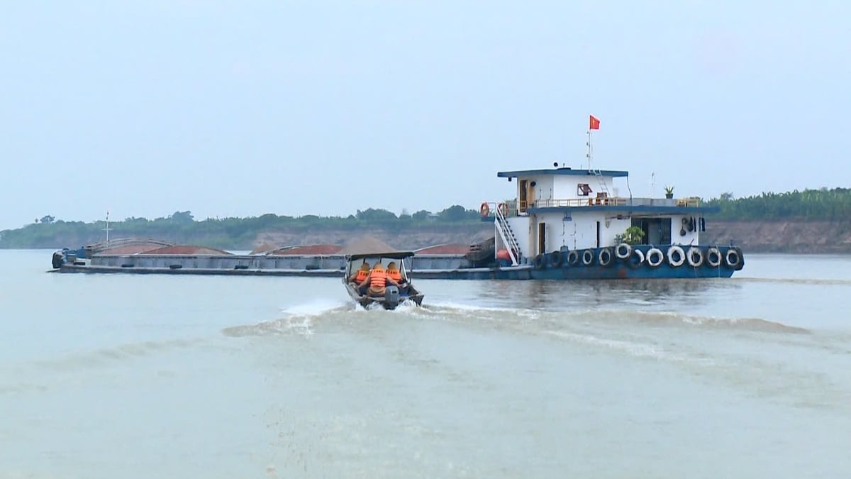 Dùng xuồng cao tốc đi kiểm tra. Ảnh: Cục CSGT.  